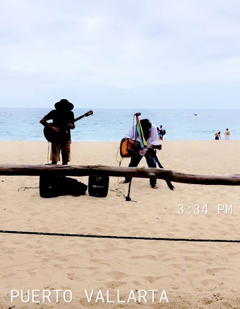 singing beach pirate in PV